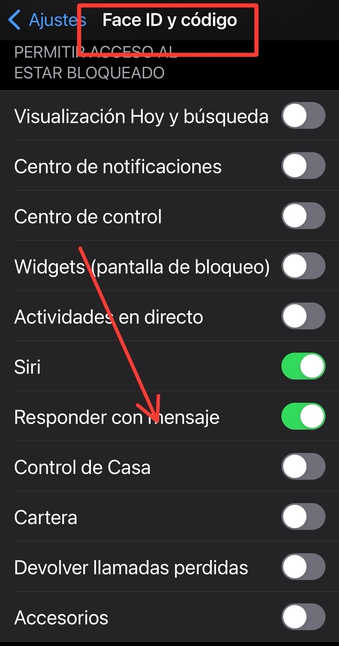Flecha señalando dónde hay que habilitar la opción de responder con mensaje, dentro de Face ID y Código de los Ajustes del iPhone